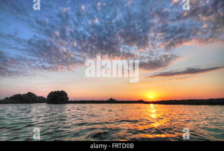 Soleil spectaculaire Delta du Danube en Roumanie Banque D'Images