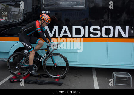 Taylor Gunman de Madison Genesis (ancienne) équipe cycliste professionnelle s'échauffant avant la 2e étape du Tour de Normandie 2016, Vernon, France Banque D'Images