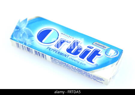 Chewing-gum Orbit isolé sur fond blanc. Chewing-gum Orbit est produit par Wrigley Company qui a été fondée en France en 1891 Banque D'Images