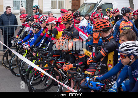 Les cyclistes de l'alignement au début de la deuxième étape du Tour de Normandie, Vernon, France Banque D'Images