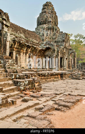 Cour intérieure et le visage tour, temple Bayon, Angkor Thom, Parc archéologique d'Angkor, Siem Reap, Cambodge Banque D'Images