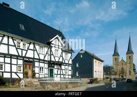 Allemagne, Rheinisch Bergischer Kreis, Overrath-Marialinden, ältestes Haus der Ortschaft an der Pilgerstrasse 19-21, Baudenkmal Nr. 109, im Hintergrund Banque D'Images