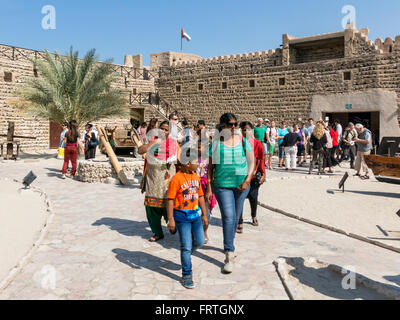 Les personnes qui visitent le musée de Dubaï dans la cour de la Fort Al Fahidi, le plus ancien bâtiment de Dubaï, Émirats Arabes Unis Banque D'Images