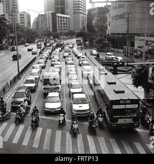 BANGKOK, THAÏLANDE - 18 décembre : le trafic à l'intersection Asok le 18 décembre 2011 à Bangkok, Thaïlande. Banque D'Images