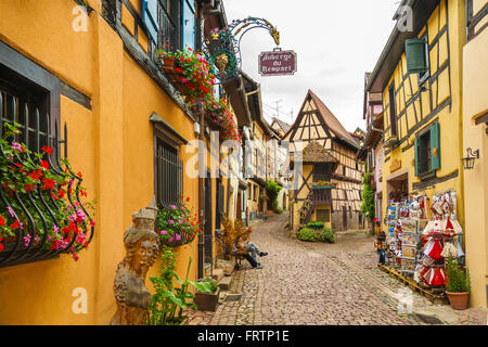 Maisons à colombages, le long de la route des vins, Eguisheim, Alsace, Haut Rhin, France Banque D'Images