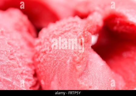 Glace à la framboise, sorbet boules libre. Sorbet framboise. La crème glacée, sorbet. Sorbet aux fruits. Banque D'Images