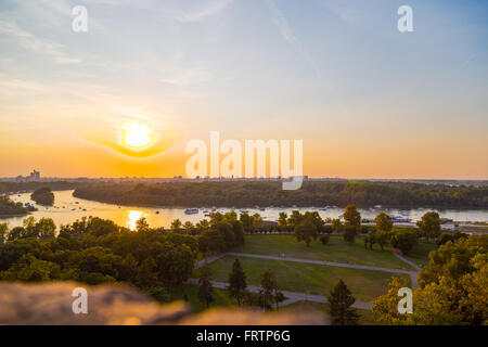 Vue sur la jonction de la rivière Save et le Danube à Belgrade, Serbie Banque D'Images