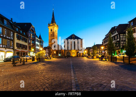 Place du marché la chapelle et la tour de la mairie d'Obernai, Bas-Rhin Alsace France Banque D'Images