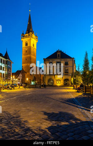 Place du marché la chapelle et la tour de la mairie d'Obernai, Bas-Rhin Alsace France Banque D'Images