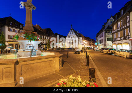 Place du marché, la Halle aux blés, Obernai, le long de la route des vins, Bas-Rhin Alsace France Banque D'Images