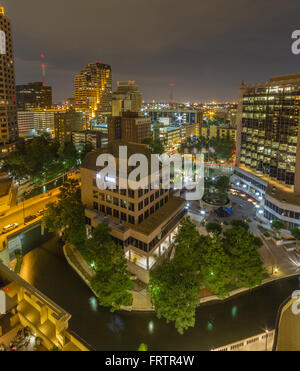Le centre-ville de San Antonio Riverwalk et la nuit Banque D'Images