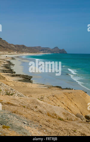 La côte de l'océan d'Oman, près de Al Mughsayl. Banque D'Images