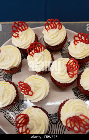 Cupcakes à une réception de mariage prêts pour les invités à manger comme dessert. Banque D'Images