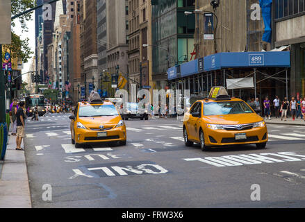 La circulation dans la ville de New York célèbre avec les taxis de couleur jaune en passant par Banque D'Images