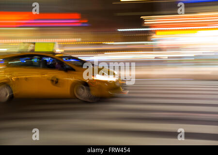 Résumé photo floue d'un taxi jaune en mouvement à Manhattan, New York City Banque D'Images