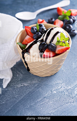 Boules de glace vanille aux fruits rouges Banque D'Images