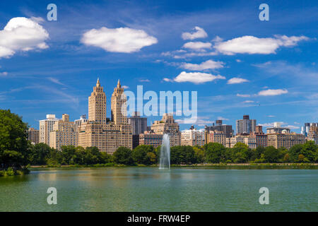 Appartement de luxe de l'Eldorado et de Jacqueline Kennedy Onassis Reservoir vu de Central Park à New York Banque D'Images