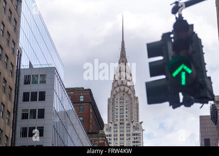 Green Street light avec Chrysler Building en arrière-plan, la ville de New York Banque D'Images