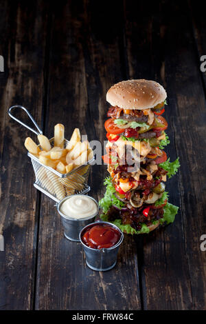 Très grand hamburger accompagné de frites, mayonnaise et ketchup Banque D'Images