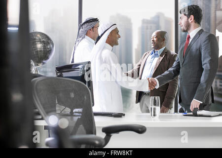 Les hommes d'affaires de l'Ouest ayant en réunion du bureau du Moyen-Orient Banque D'Images