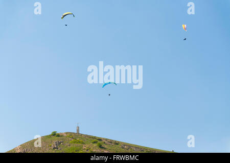 Parapentes multiples avec leurs parachutes sur une journée ensoleillée dans la Crimée, Ukraine Banque D'Images