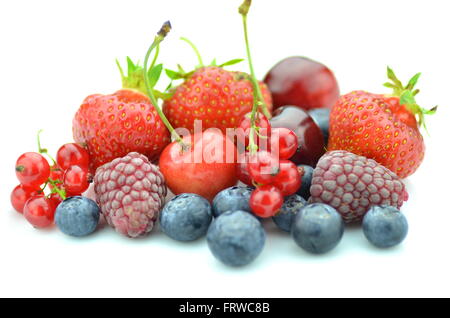 Variété de fruits, fraises, framboises, bleuets, cerises, groseilles isolated on white Banque D'Images