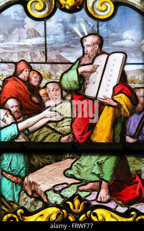 Vitrail représentant Moïse avec les tables de pierre dans l'église de Saint James en Stock Banque D'Images