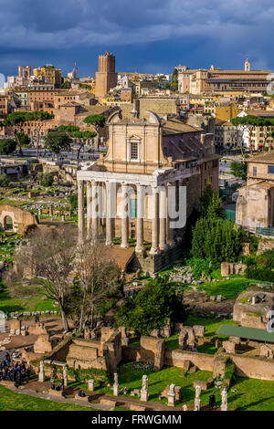 Le Temple d'Antonin et Faustine dans le Forum Romain (maintenant converti à l'église de San Lorenzo in Miranda), Rome, Italie Banque D'Images