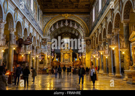 Intérieur de la Basilique de Santa Maria in Ara Coeli (Basilique de Sainte Marie de l'autel du Ciel), Rome, Italie Banque D'Images