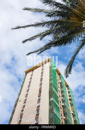 Filet vert couvrant balcons pour contenir la baisse sur maçonnerie ancienne bloc d'appartement à Las Palmas, Gran Canaria, Banque D'Images