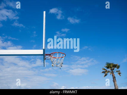 Panier de basket-ball contre le ciel bleu. Banque D'Images