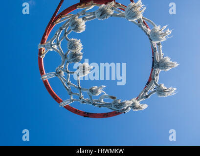 Panier de basket-ball contre le ciel bleu. Banque D'Images