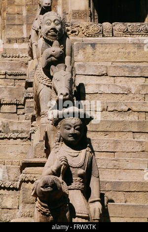 À côté des statues étapes conduisant Siddhi Lakshmi Temple, Bhaktapur, Népal Banque D'Images