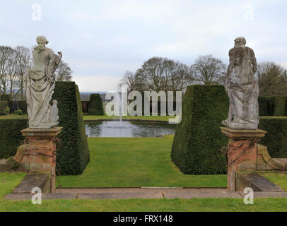 Vue sur la piscine dans le jardins à l'Italienne, une salle à Renishaw stately home, Eckington, dans le Derbyshire, Angleterre, Royaume-Uni. Banque D'Images