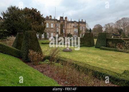 Vue depuis l'jardins à l'Italienne sur un hall, Renishaw stately home, Eckington, dans le Derbyshire, Angleterre, Royaume-Uni. Banque D'Images