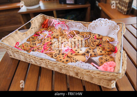 Plateau avec des cookies en forme de cœur Banque D'Images