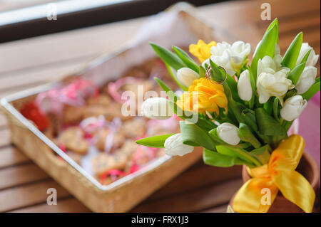 Les anneaux de mariage sur un bouquet de tulipes Banque D'Images