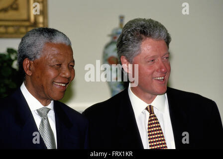 Washington, DC., USA, 5 octobre 1994, le président William Jefferson Clinton accueille le président sud-africain Nelson Mandella à la Maison Blanche. Mandella était un anti-apartheid en Afrique du Sud, homme politique révolutionnaire et philanthrope qui a été président de l'Afrique du Sud de 1994 à 1999. Il était noir de l'Afrique du Sud premier chef de l'exécutif, et le premier élu dans une élection démocratique pleinement représentatif. Son gouvernement a mis l'accent sur le démantèlement de l'héritage de l'apartheid par le biais de la lutte contre le racisme institutionnalisé, la pauvreté et les inégalités, et à promouvoir la réconciliation raciale. Credit : Mark Reinstein Banque D'Images