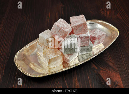 Bonbons turc sur un plateau d'argent sur le vieux fond de table en bois Banque D'Images