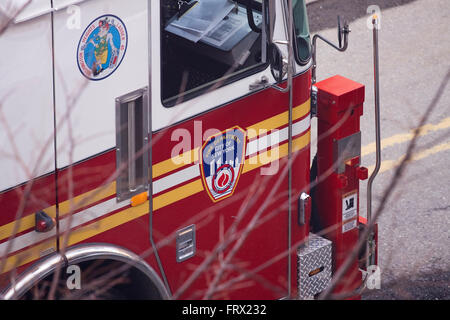 Un camion à l'échelle de 45 à Washington Heights garé sur un Manhattan New York street répondant à un appel d'urgence Banque D'Images