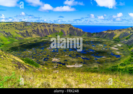Le cratère de Rano Kau à l'île de Pâques et l'Océan Pacifique Banque D'Images