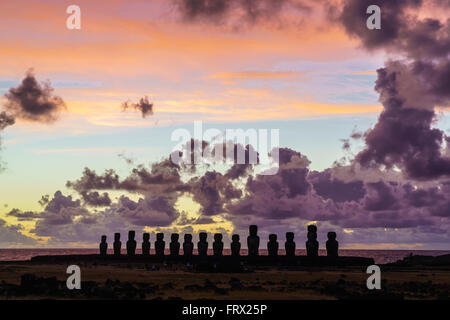 À l'ahu Tongariki moai sur l'île de Pâques au petit matin Banque D'Images