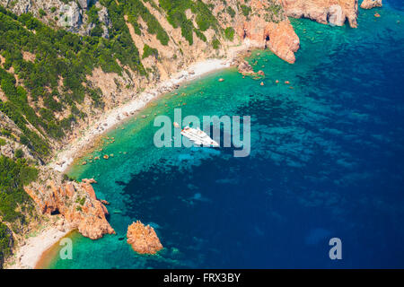 La corse, île française en mer Méditerranée. Paysage côtier avec des pierres et de plaisir, d'oiseau Banque D'Images