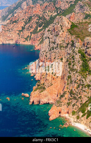 La corse, île française en mer Méditerranée. Paysage côtier vertical avec des pierres, d'oiseau. Golfe de Porto, vue de Capo Banque D'Images