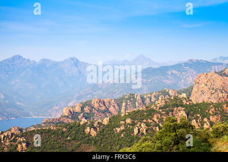 Paysage de montagnes côtières de la région de Piana, Corse du Sud, France Banque D'Images