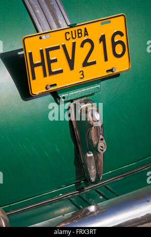 Close up detail de classic American green Pontiac Silver Streak voiture garée dans la rue à La Havane, Cuba Banque D'Images