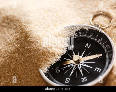 Boussole noir avec le sable de la plage en libre Banque D'Images