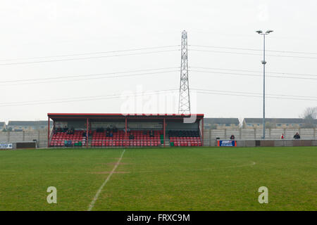 Un petit stand de football de l'autre côté d'un terrain local dans le Gloucestershire. Banque D'Images