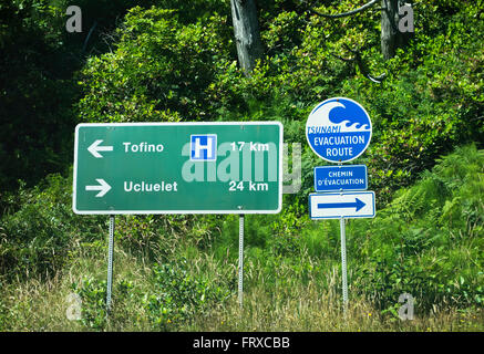 Signe pour Tofino et Ucluelet et de la voie d'évacuation Tsunami. Bilingue en français écrit. Long Beach, BC, Canada Banque D'Images