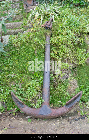 Old anchor utilisé comme ornement de jardin Banque D'Images